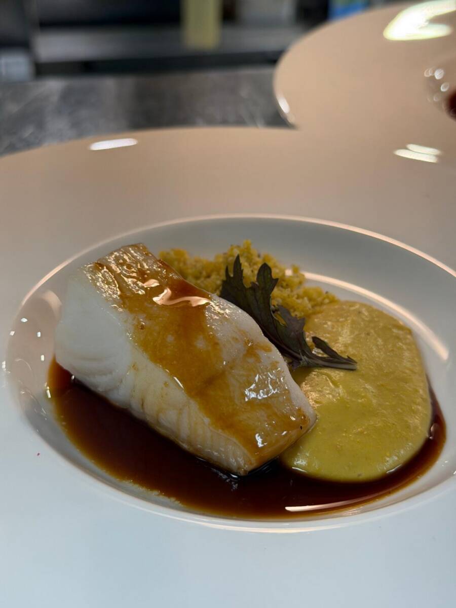 Prato Black Cod, que feito de peixe tipo bacalhau com purê de tucumã.