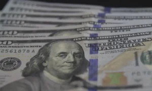 Leia mais sobre o artigo Dólar cai para R$ 5,21 em dia de correção no mercado
