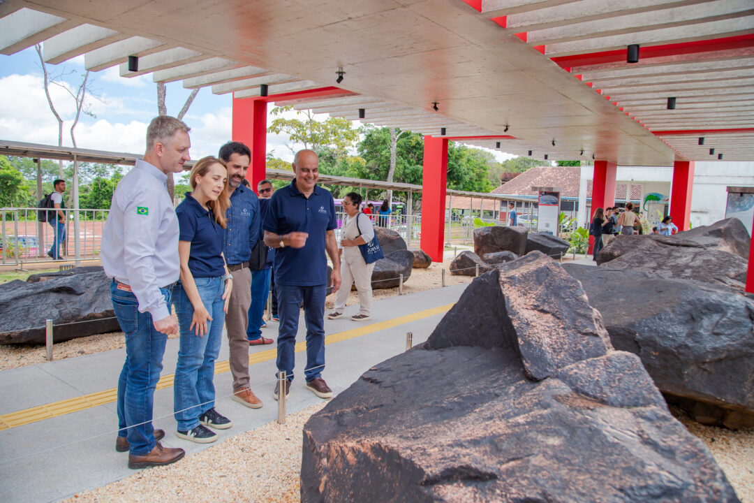 Jirau Energia e UNIR inauguram espaço com gravuras rupestres e lançam acervo 