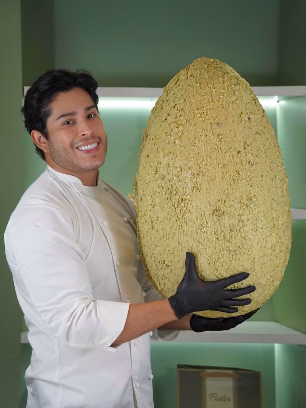 Leonardo Borges e ovo de páscoa gigante de R$35 mil Foto: Reprodução Flakes Brazil