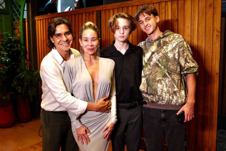 Danielle Winits com os filhos e André Gonçalvez na reestreia da peça Choque