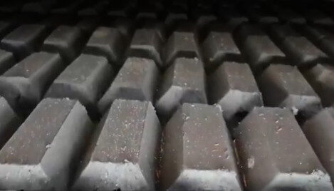 O material é misturado a elementos orgânicos, como água, areia e resíduos de mandioca. — Foto: Reprodução/Rede Amazônica