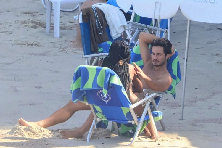 Duda Santos e Tiago Iorc na praia 