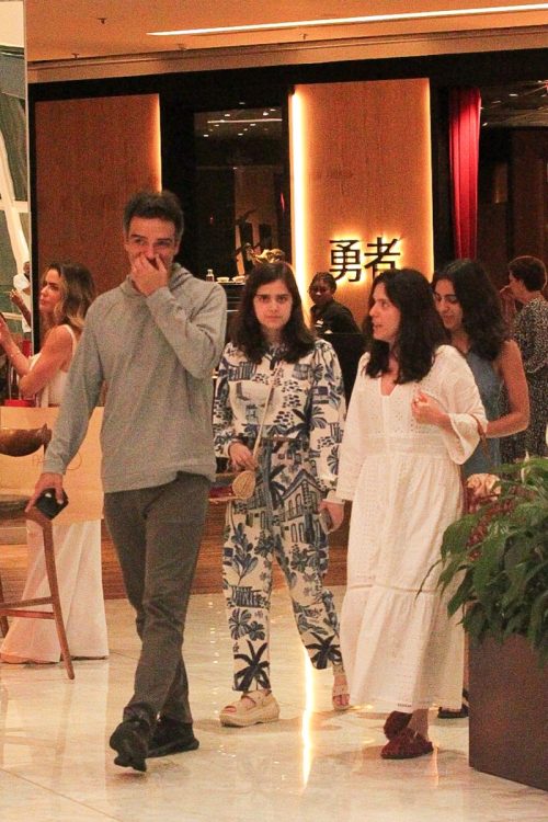 Tadeu Schmidt, esposa e filhas 