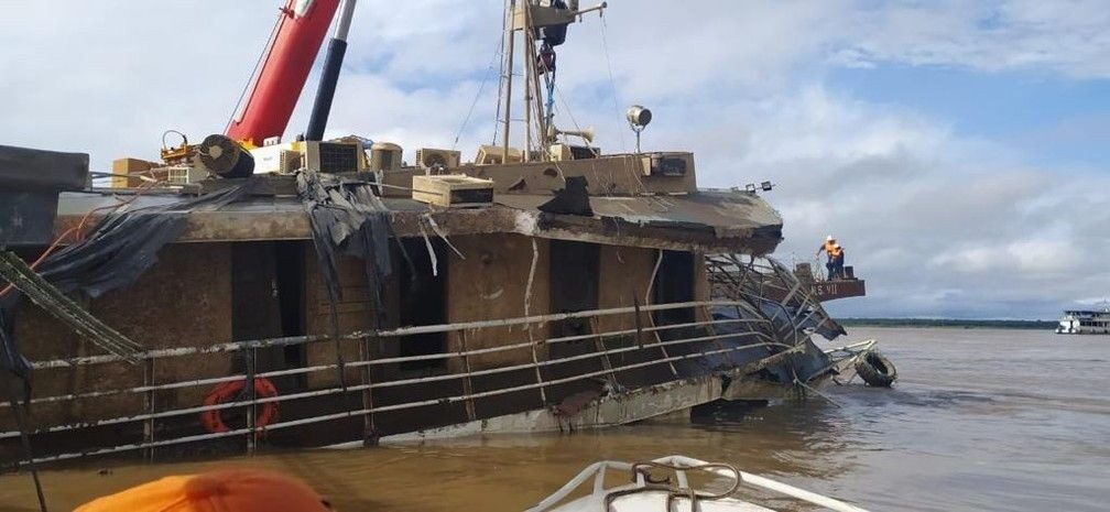 Navio Anna Karoline 3 após ser içado — Foto: GTA/Divulgação

