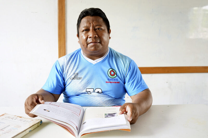 Imagem colorida do pesquisador e educador indígena amazonense dzoodzo baniwa