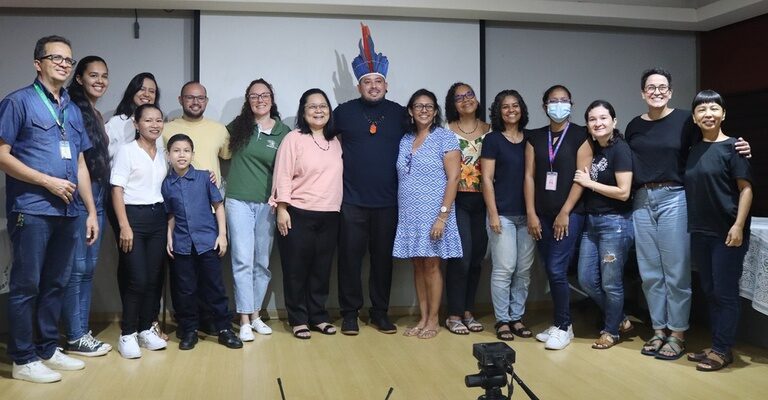 Imagem colorida mostra Tyson Saterê-Mawé com banca examinadora e amigos após aprovação de dissertação