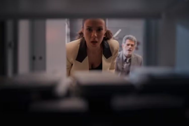 Zenilda (Andreia Horta) vê o que tem no cofre