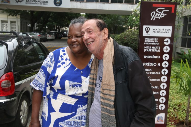 Marcos Oliveira posa com fãs ao deixar hospital
