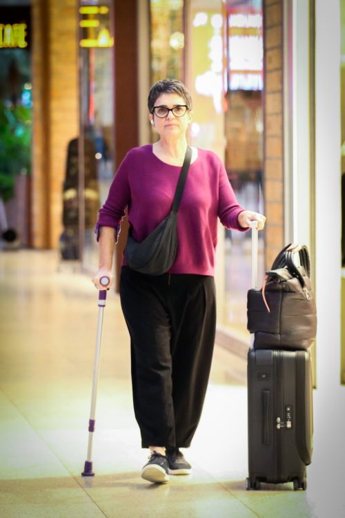 Sandra Annenberg de muleta no aeroporto