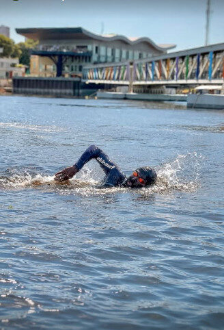 Homem-Peixe chegando em Manaus. Foto: Prefeitura de Manaus