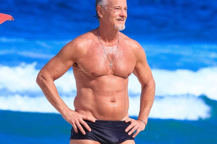 Marcello Novaes curte dia de praia na Barra da Tijuca Rio de Janeiro