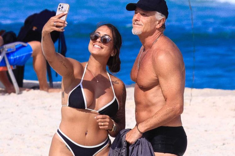 Marcello Novaes curte dia de praia na Barra da Tijuca Rio de Janeiro