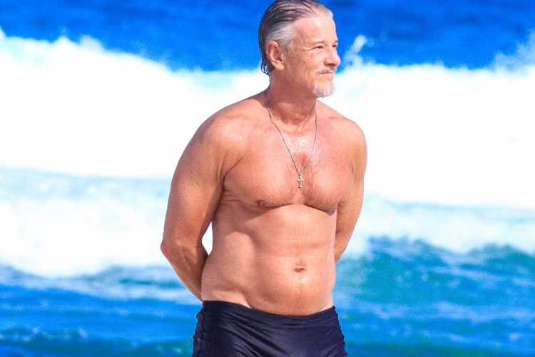 Marcello Novaes curte dia de praia na Barra da Tijuca Rio de Janeiro