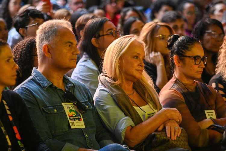 País de Marina Ruy Barbosa assistem palestra da filha no Rio 2C