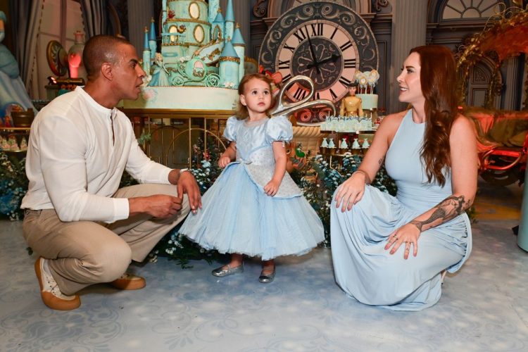 Thiago Oliveira e Bruna Matuti com a filha Ella