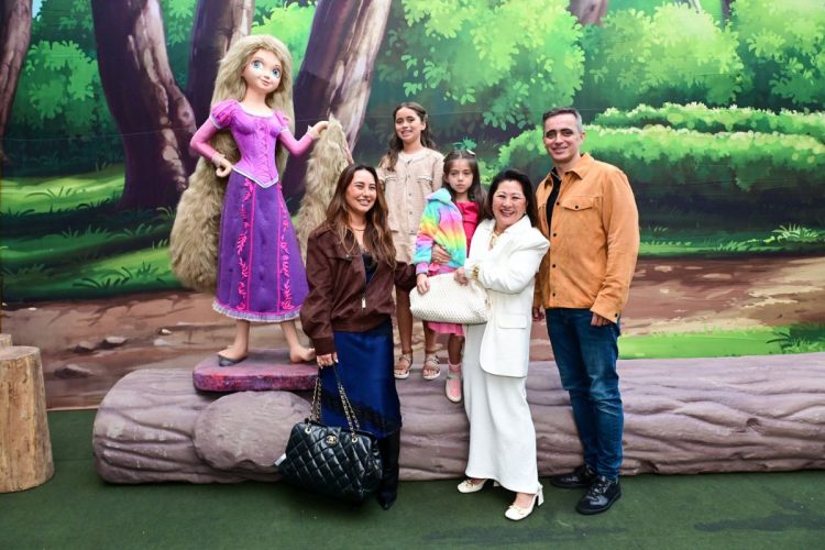 Zoe, fiha de Sabrina Sato, com a família