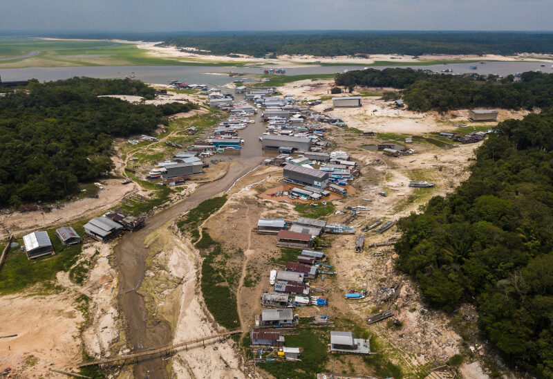 El Niño. Em 2023, seca severa associada a onda de calor levou a temperaturas inéditas em rios e lagos da Amazônia: em alguns locais, as águas ultrapassaram 37 °C e um dos lagos monitorados chegou a atingir 41 °C . imagem: Rafa Neddermeyer/Agência Brasil