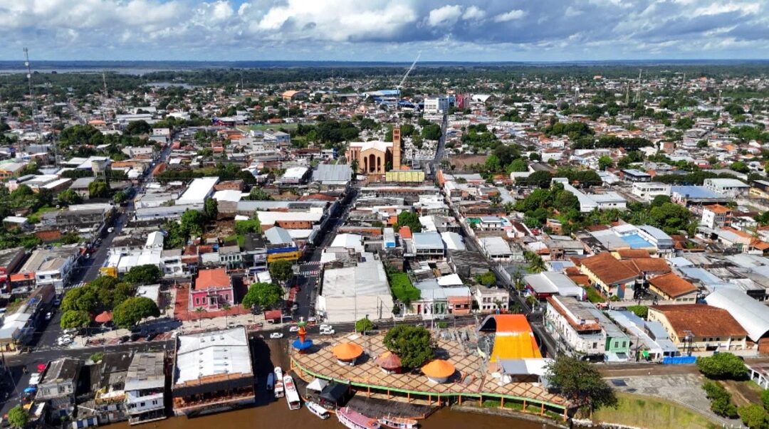 parintins, cidade que sedia o festival folclórico dos bois caprichoso e garantido no amazonas