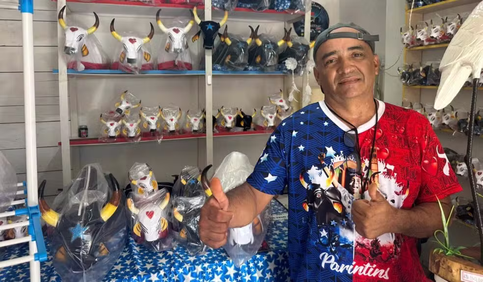 Um pedaço de Parintins na bagagem: artesão que produz ‘boizinhos’ abre loja própria após 34 anos de trabalho