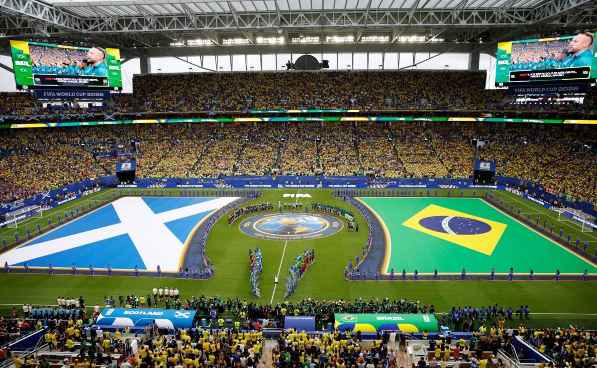 Cerimônia antes de a bola rolar no Miami Stadium
