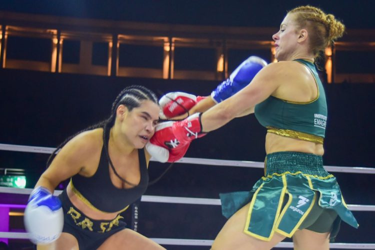 Raissa Barbosa e Deborah Albuquerque lutando no Fight Music Show 8 lutando no Fight Music Show 8