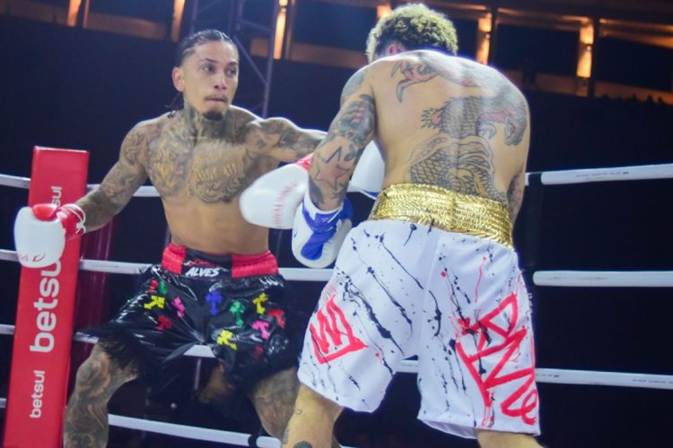 Dynho Alves e Luan Deu Cria lutando no Fight Music Show 8