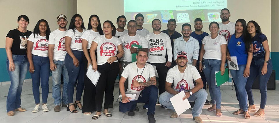 Imagem colorida mostra pessoas pousando para foto em sala em Sena Madureira. Pesquisa é sobre Leishmaniose