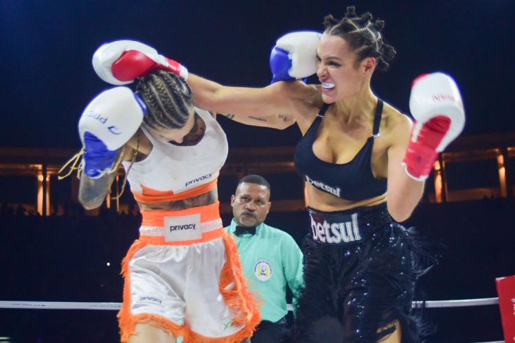 Fernanda Lerda/Mendigata e Zoo lutando no Fight Music Show 8
