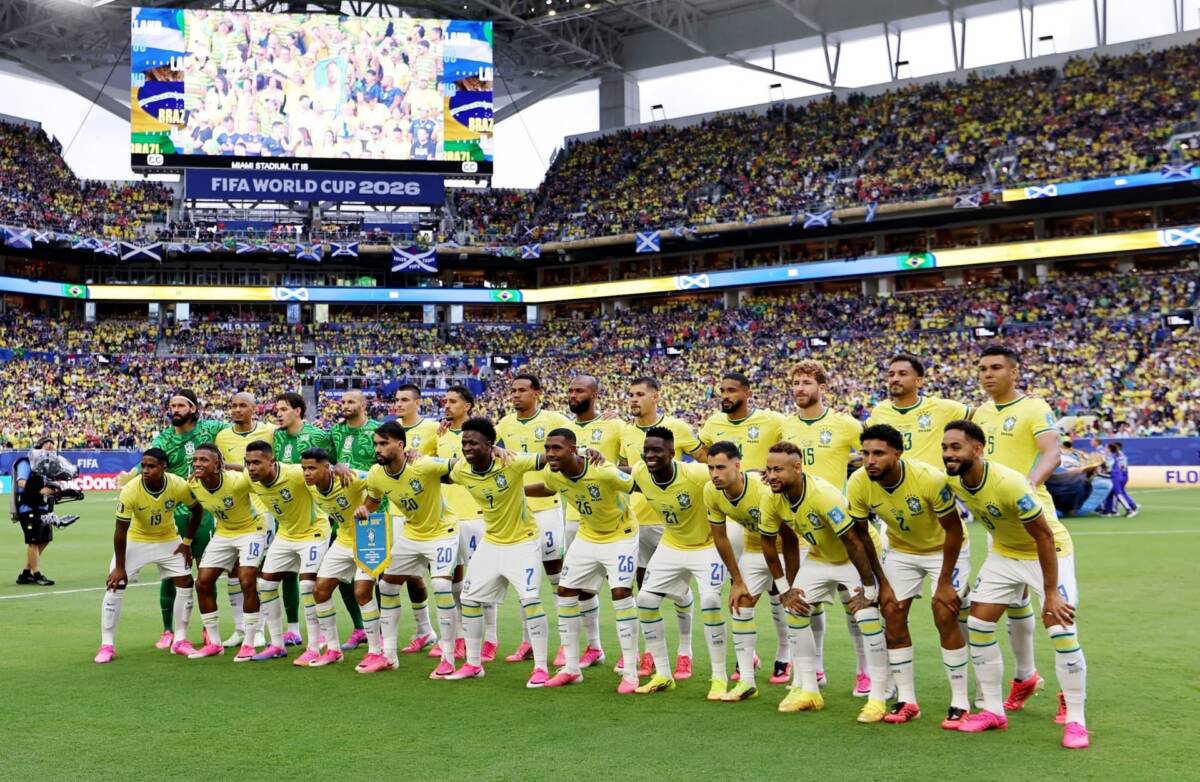 Foto oficial antes da partida entre Brasil e Escócia