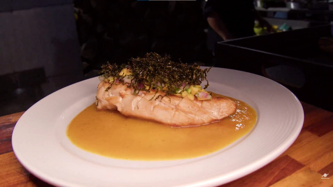 Supremo de frango ao vinagrete de banana e velouté de tucupi do chef 