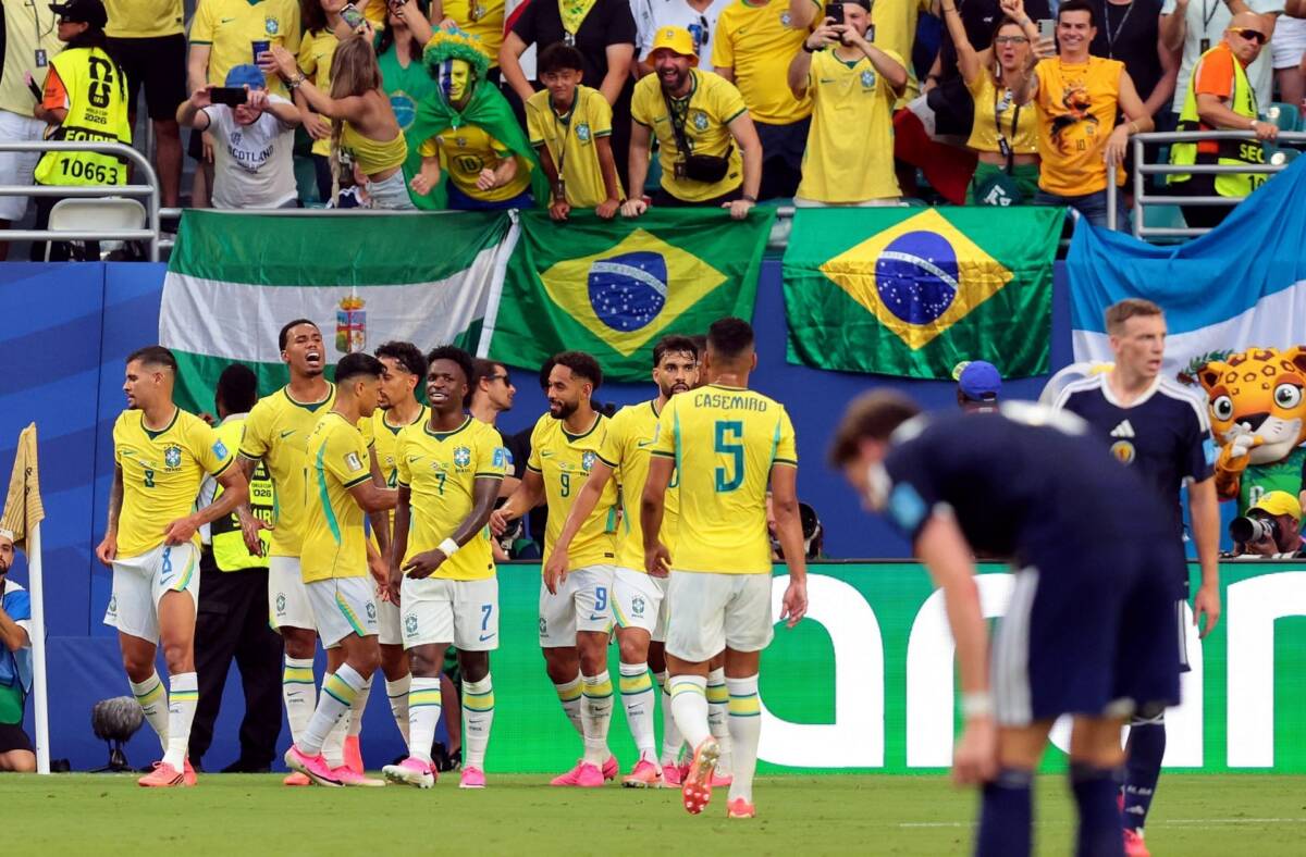 Jogadores comemoram o segundo gol contra a Escócia