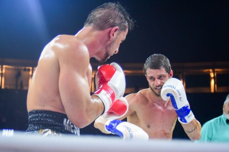 Luiz Otávio Mesquita e Matheus Martins lutando no Fight Music Show 8