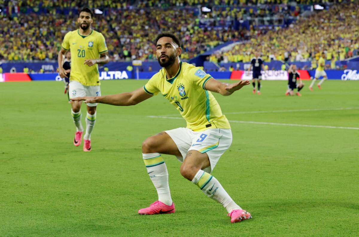 Matheus Cunha comemora gol contra a Escócia