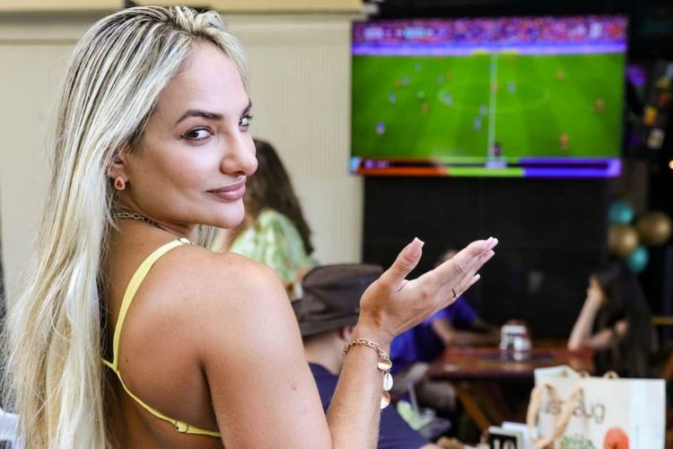 Miss Suécia Copa do Mundo Rayane Melgaço em um bar de Copacabana