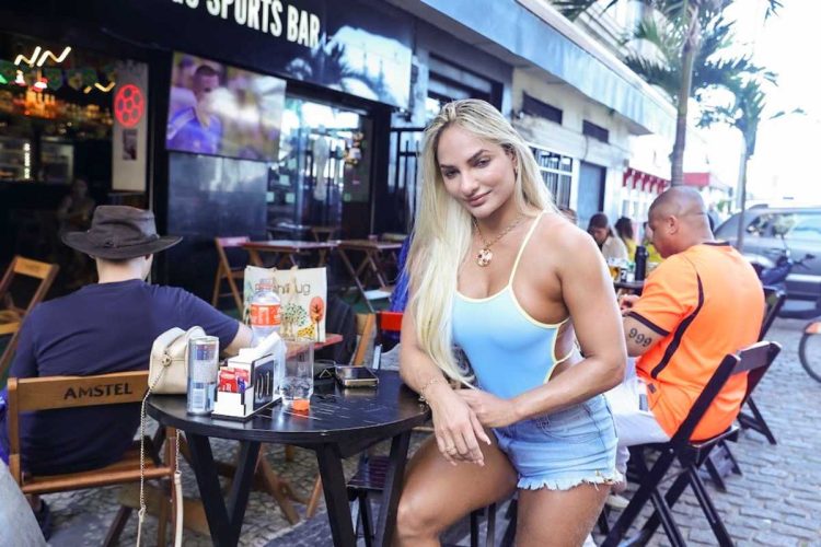 Miss Suécia Copa do Mundo Rayane Melgaço em um bar de Copacabana