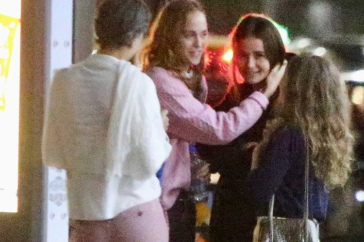 Nanda Costa e Emile Rey deixando teatro juntas