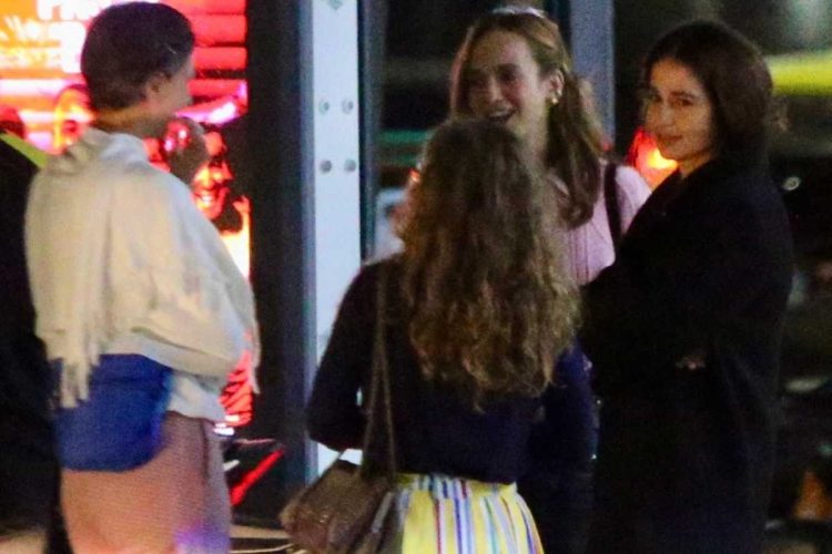 Nanda Costa e Emile Rey deixando teatro juntas