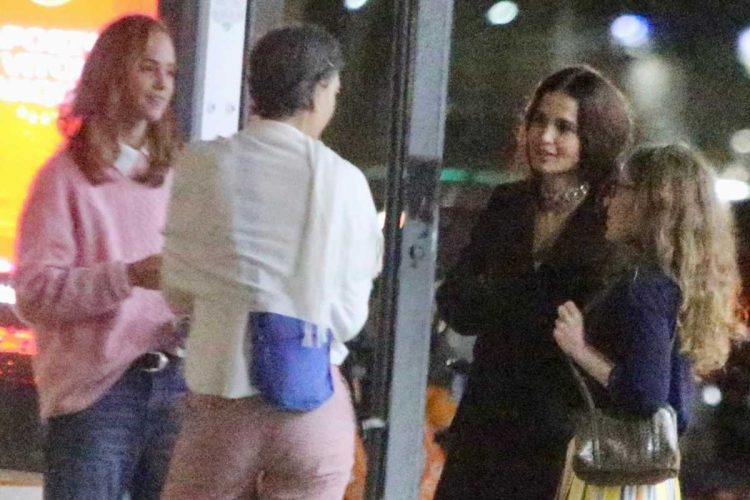 Nanda Costa e Emile Rey deixando teatro juntas
