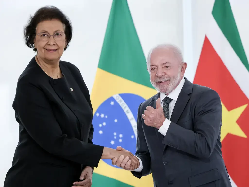 O presidente Luiz Inácio Lula da Silva recebe a presidente do Suriname, Jennifer Geerlings-Simons , em cerimônia oficial de boas-vindas, no Palácio do Planalto.