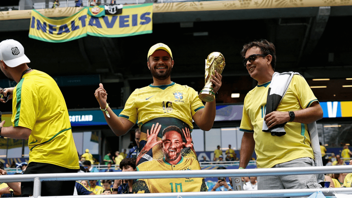Torcedor do Brasil usa bandeira de Neymar antes de jogo com Escócia