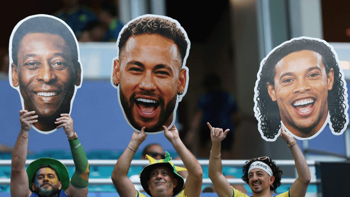 Torcedores do Brasil exibem cartazes de Pelé, Neymar e Ronaldinho Gaúcho antes de jogo Escócia x Brasil
