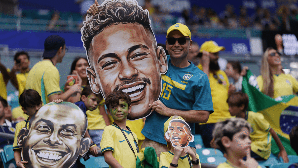 Torcida do Brasil faz festa para jogo contra Escócia