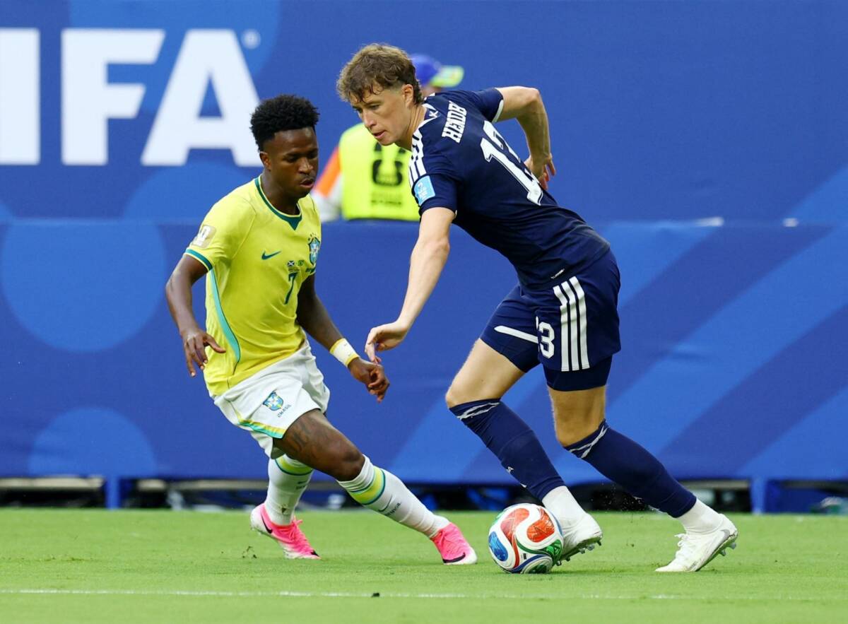 Vini Jr marca Jack Hendry, da Escócia