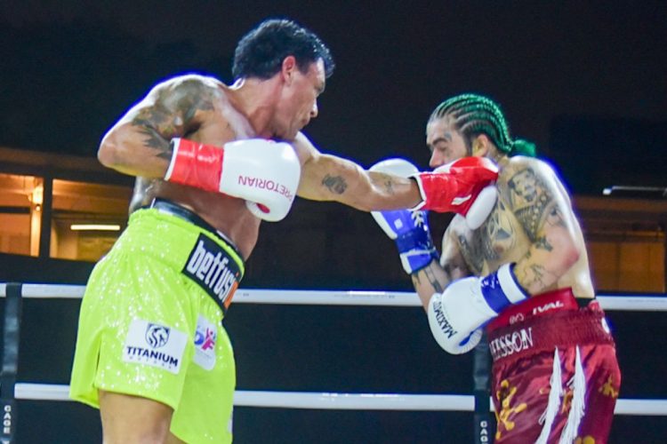 Whindersson Nunes e Popó Freitas lutando no Fight Music Show 8