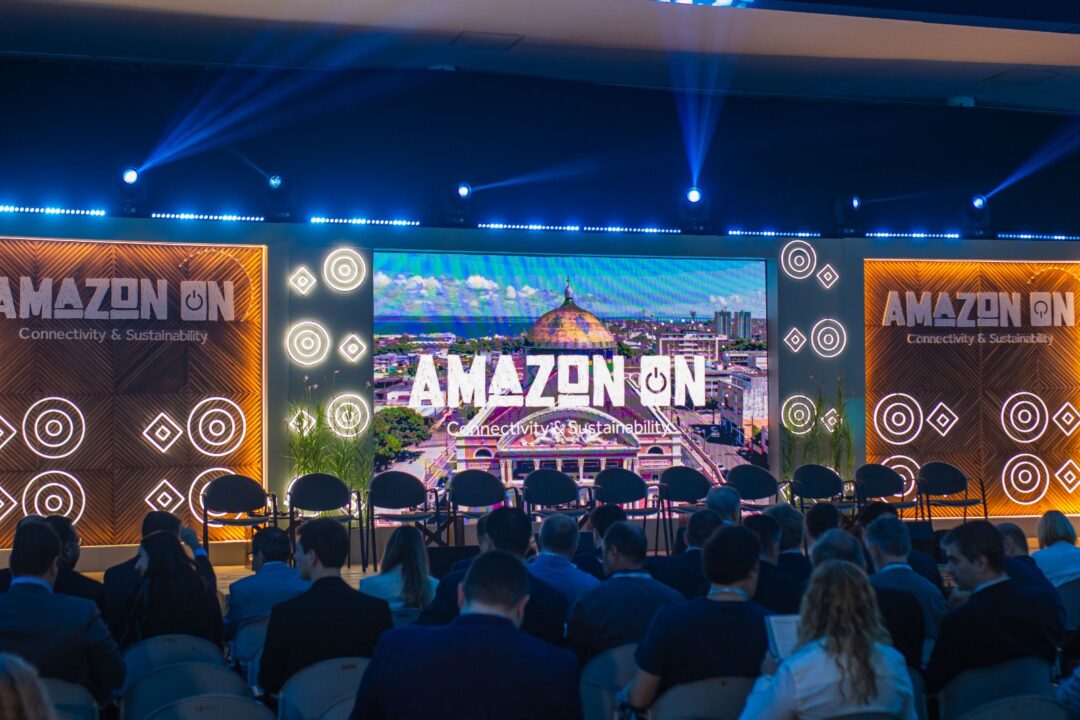 Imagem colorida mostra palco do Amazon On 2025