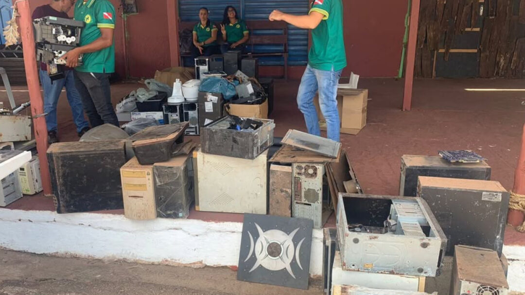 Imagem colorida mostra coleta de resíduo eletrônico sendo coletado em Viseu no Pará para descarte