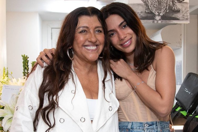 Anitta prestigiando Regina Casé em volta ao teatro