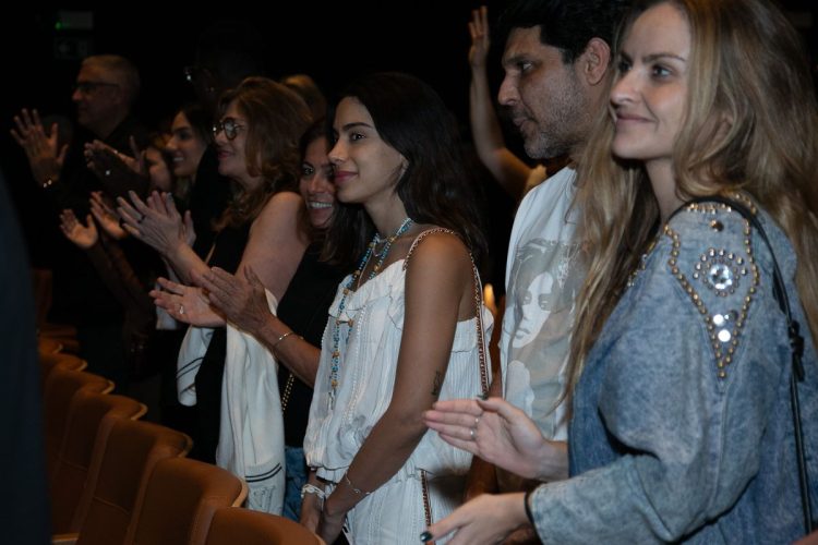 Anitta prestigiando Regina Casé em volta ao teatro