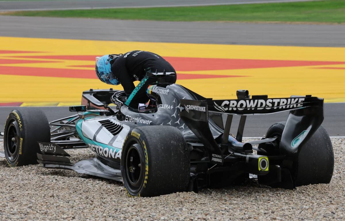 Carro de Russell ficou preso nas britas e piloto abandonou GP da Bélgica